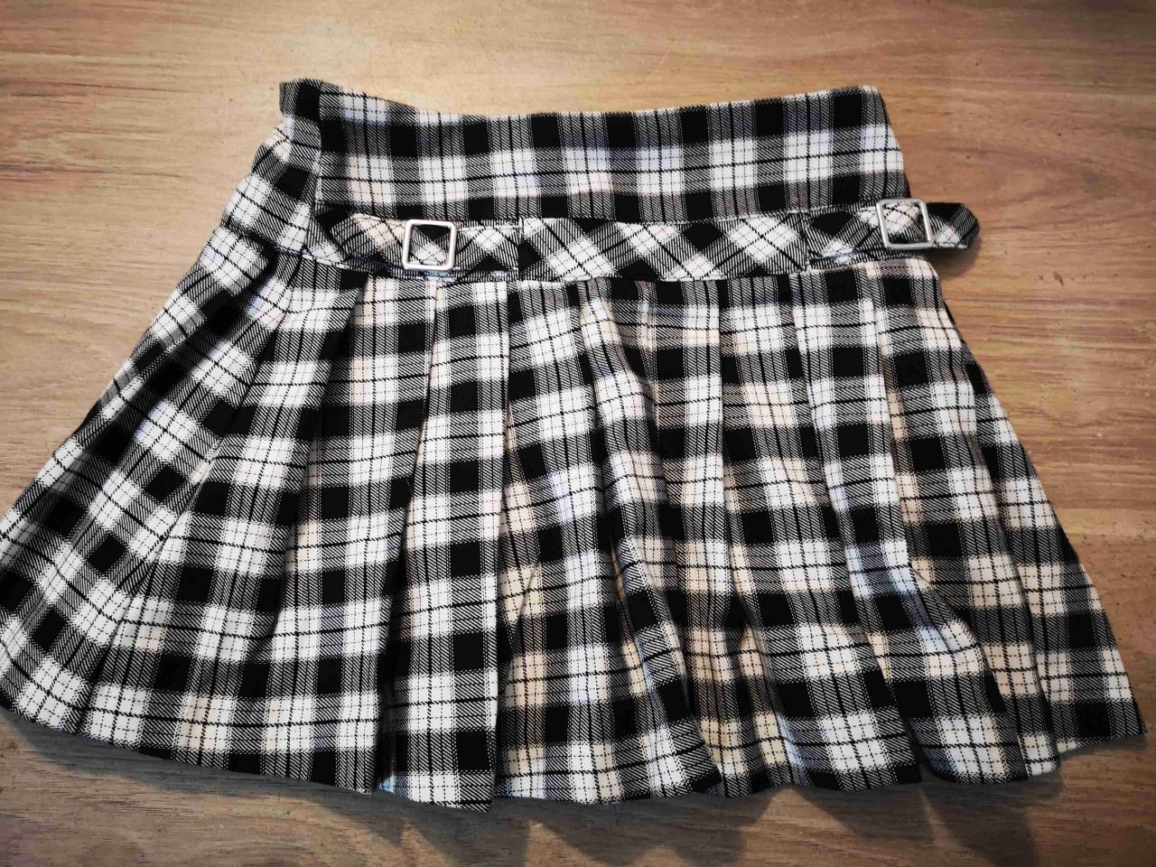 Falda escocesa negra y blanca, marca Zara talla 8 - miniatura 1