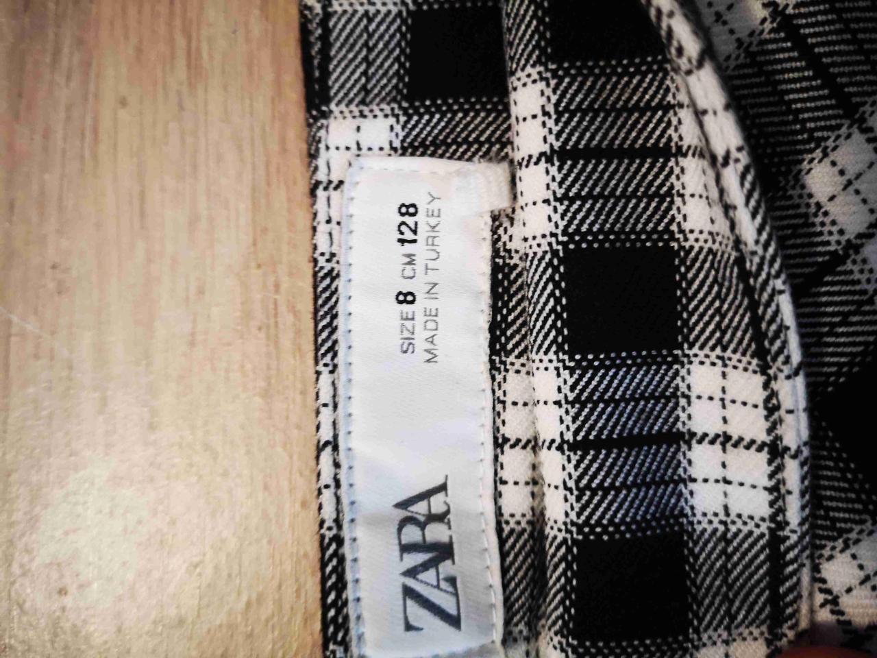 Falda escocesa negra y blanca, marca Zara talla 8 - miniatura 2