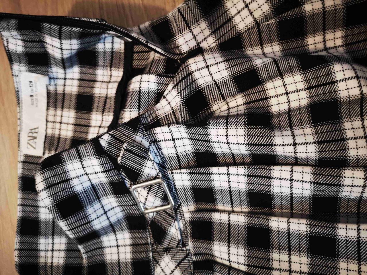 Falda escocesa negra y blanca, marca Zara talla 8 - miniatura 3