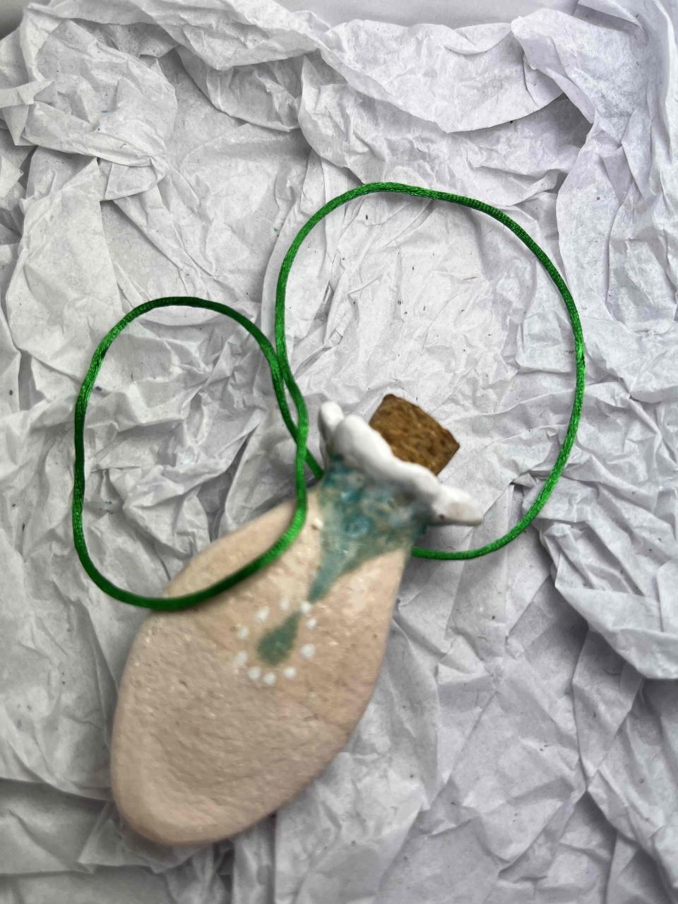 Collar con colgante de cerámica