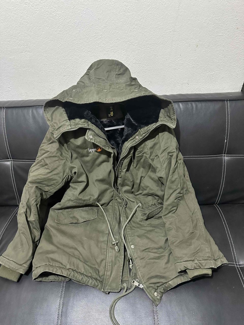 Parka verde con capucha