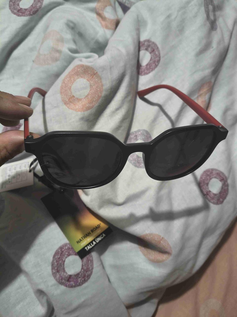 Gafas de sol negras modernas