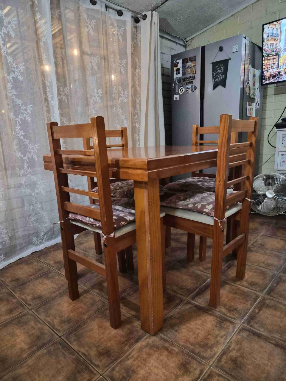 Mesa con cuatro sillas de madera - miniatura 1