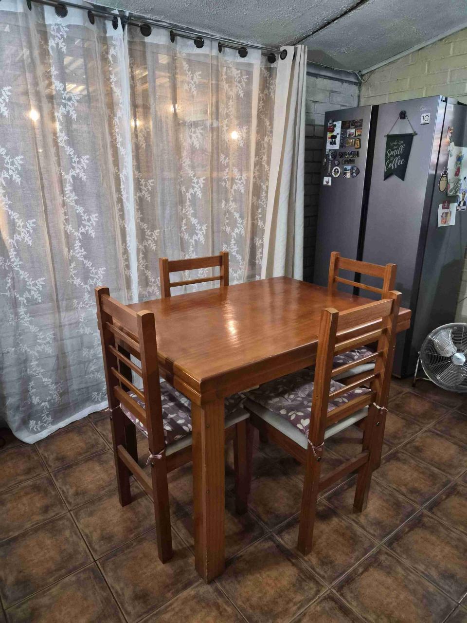 Mesa con cuatro sillas de madera - miniatura 2