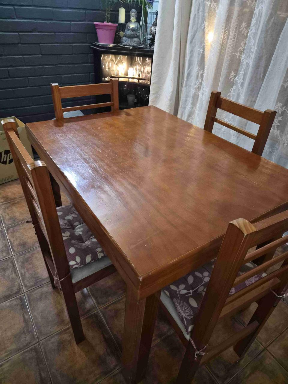Mesa con cuatro sillas de madera - miniatura 3