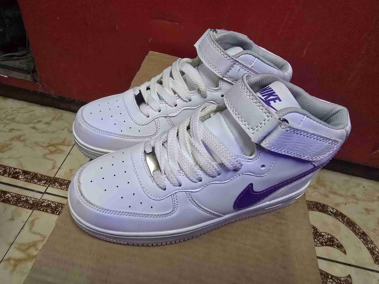 Zapatillas blancas con velcro - miniatura 1