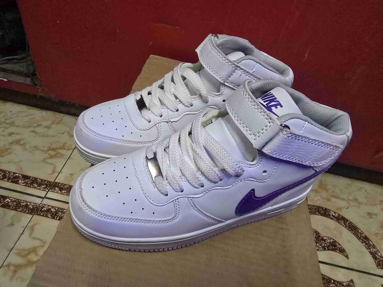 Zapatillas blancas con velcro - miniatura 2