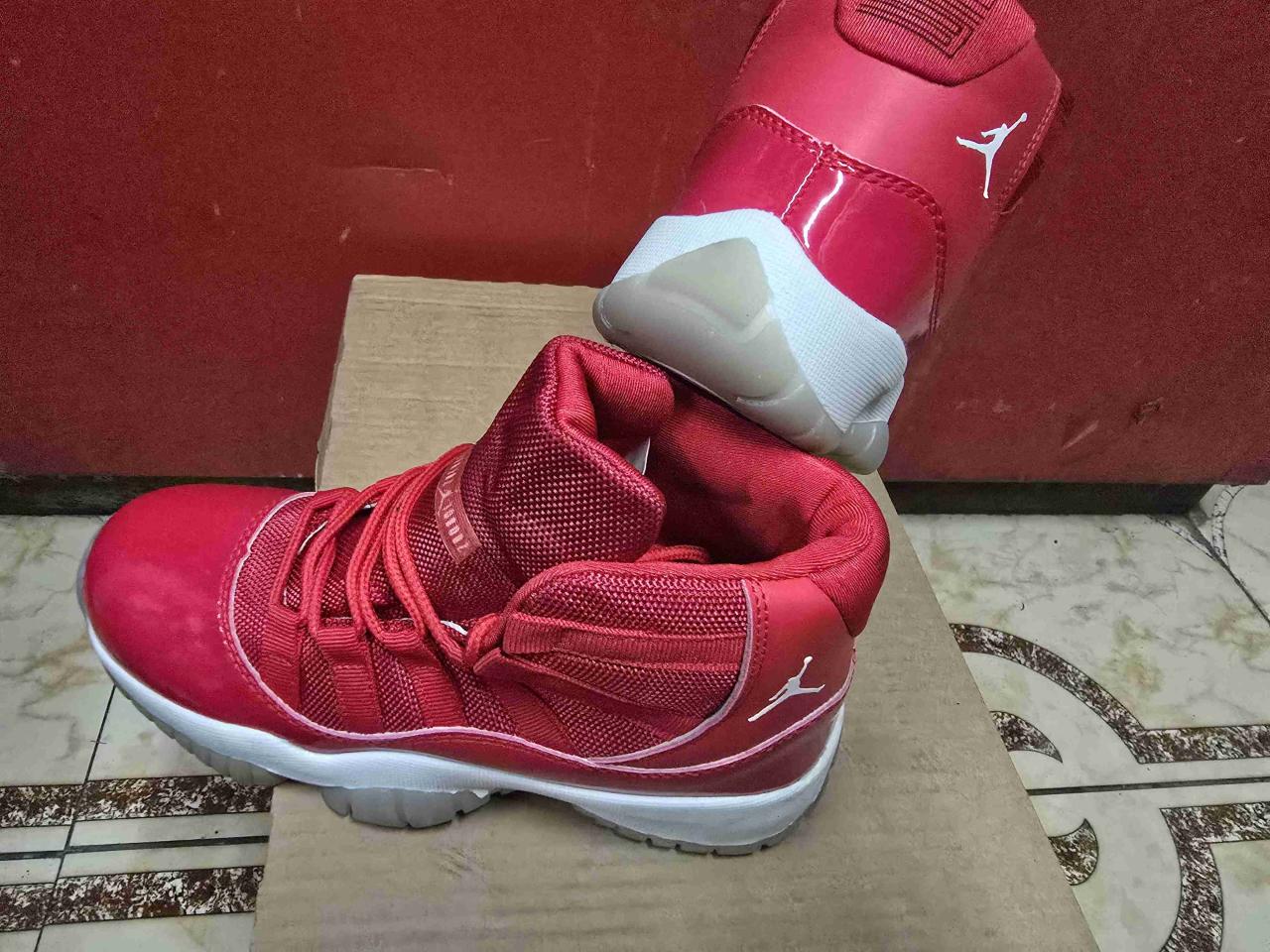 Zapatillas deportivas rojas - miniatura 1