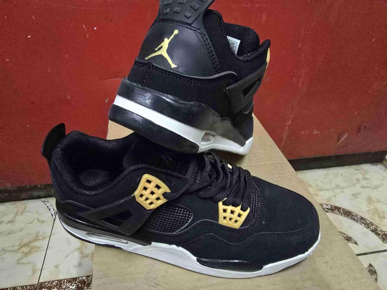 Zapatillas negras con detalles dorados - miniatura 1
