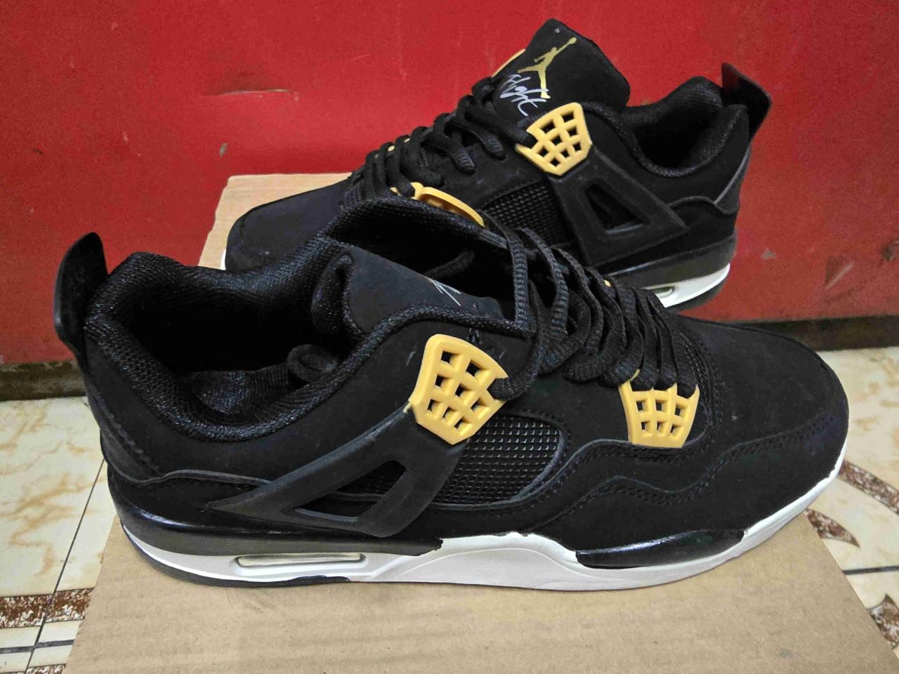 Zapatillas negras con detalles dorados - miniatura 2