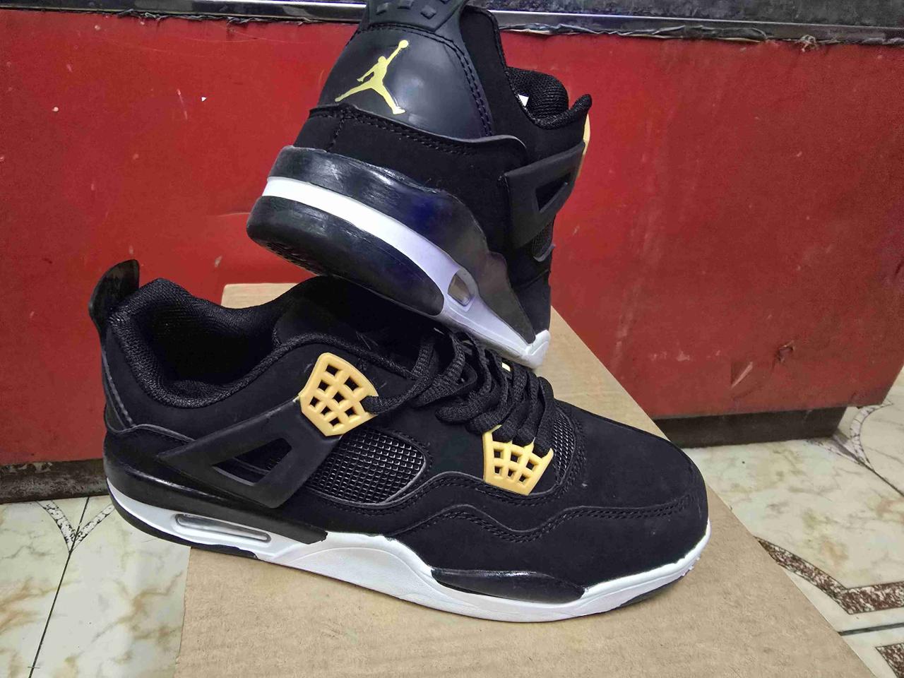Zapatillas negras con detalles dorados - miniatura 3