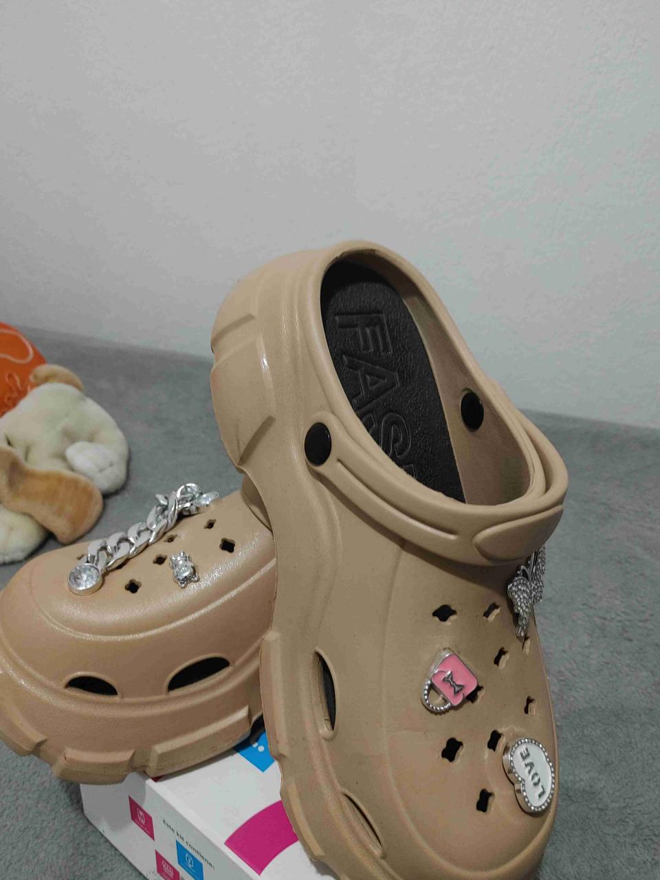 Zuecos beige con dijes decorativos - miniatura 1
