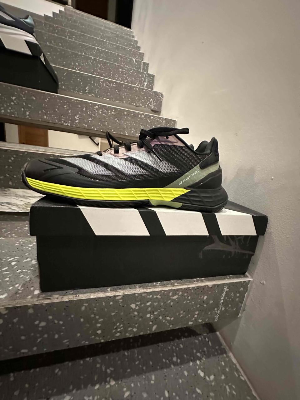 Zapatillas de tenis deportivas negras y amarillas - miniatura 1