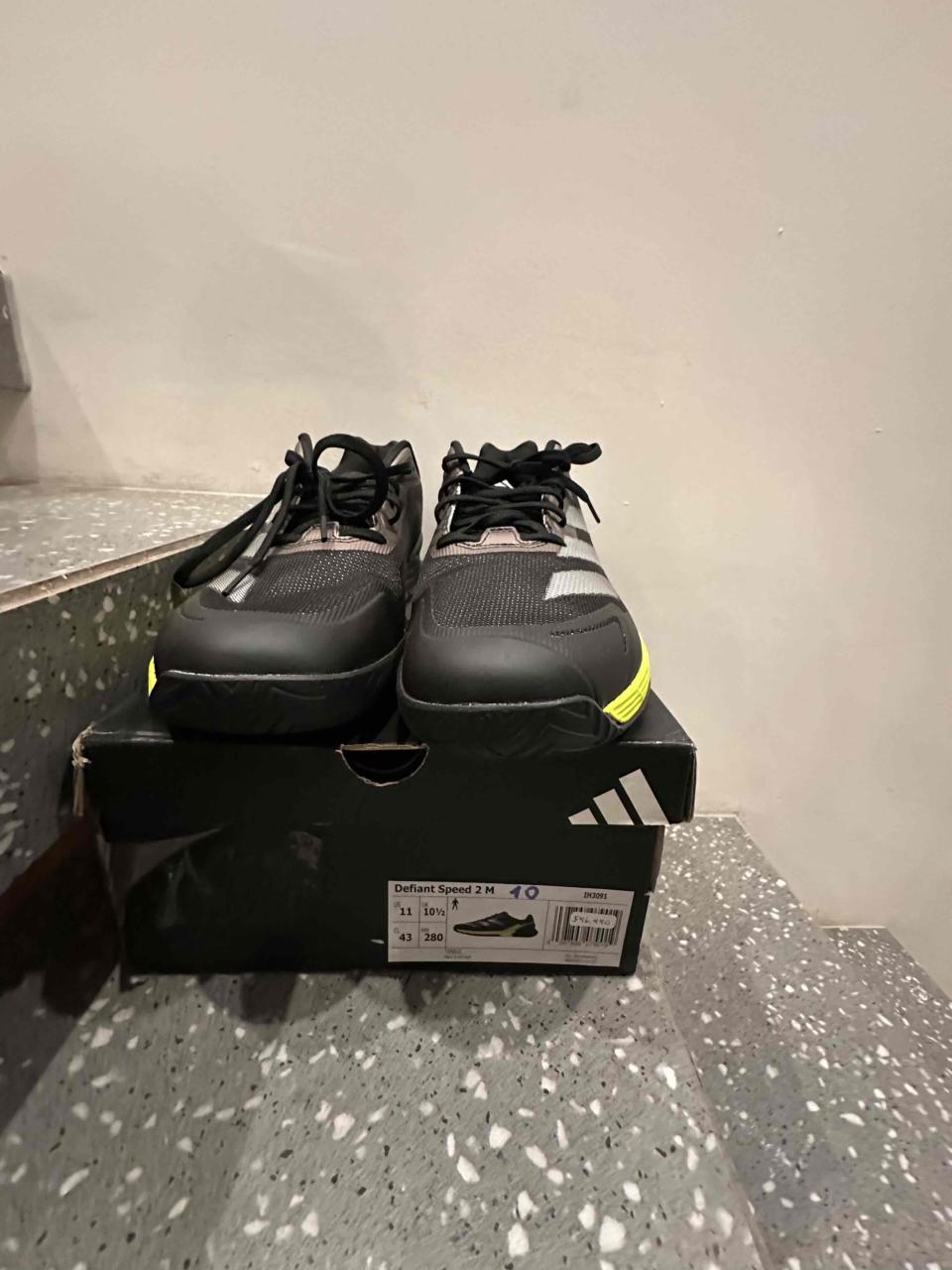 Zapatillas de tenis deportivas negras y amarillas - miniatura 2