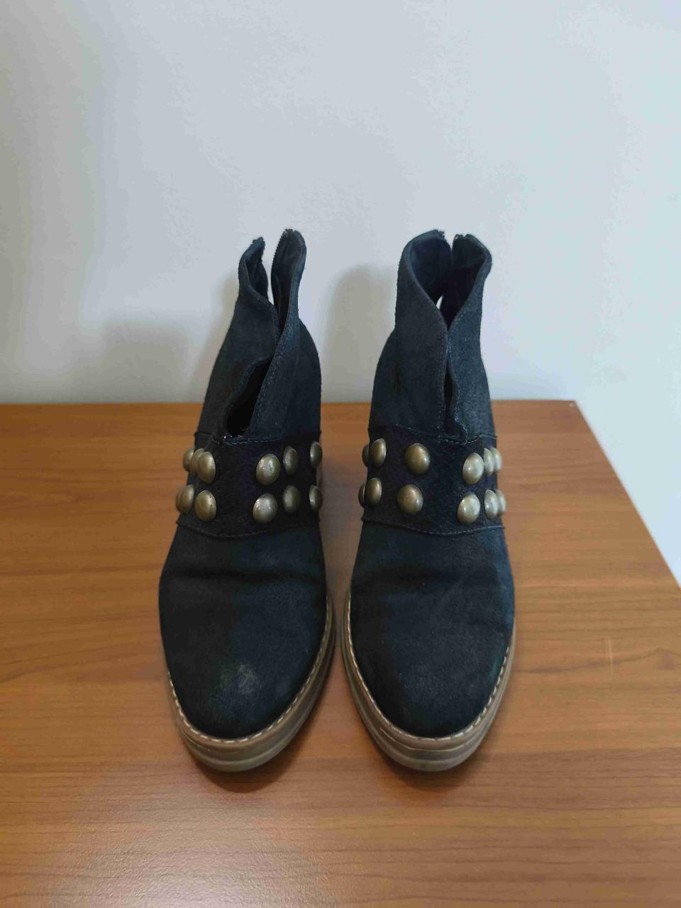 Botines negros con tachas - miniatura 1