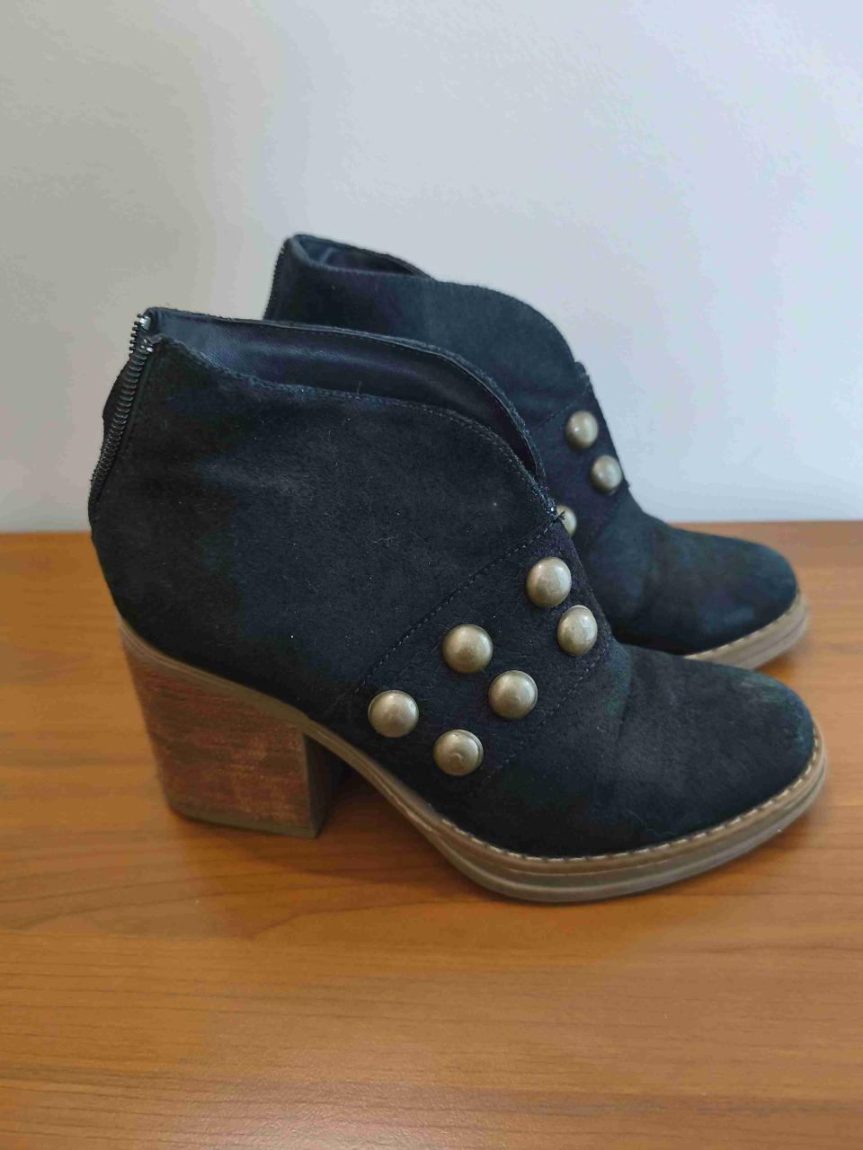 Botines negros con tachas - miniatura 2