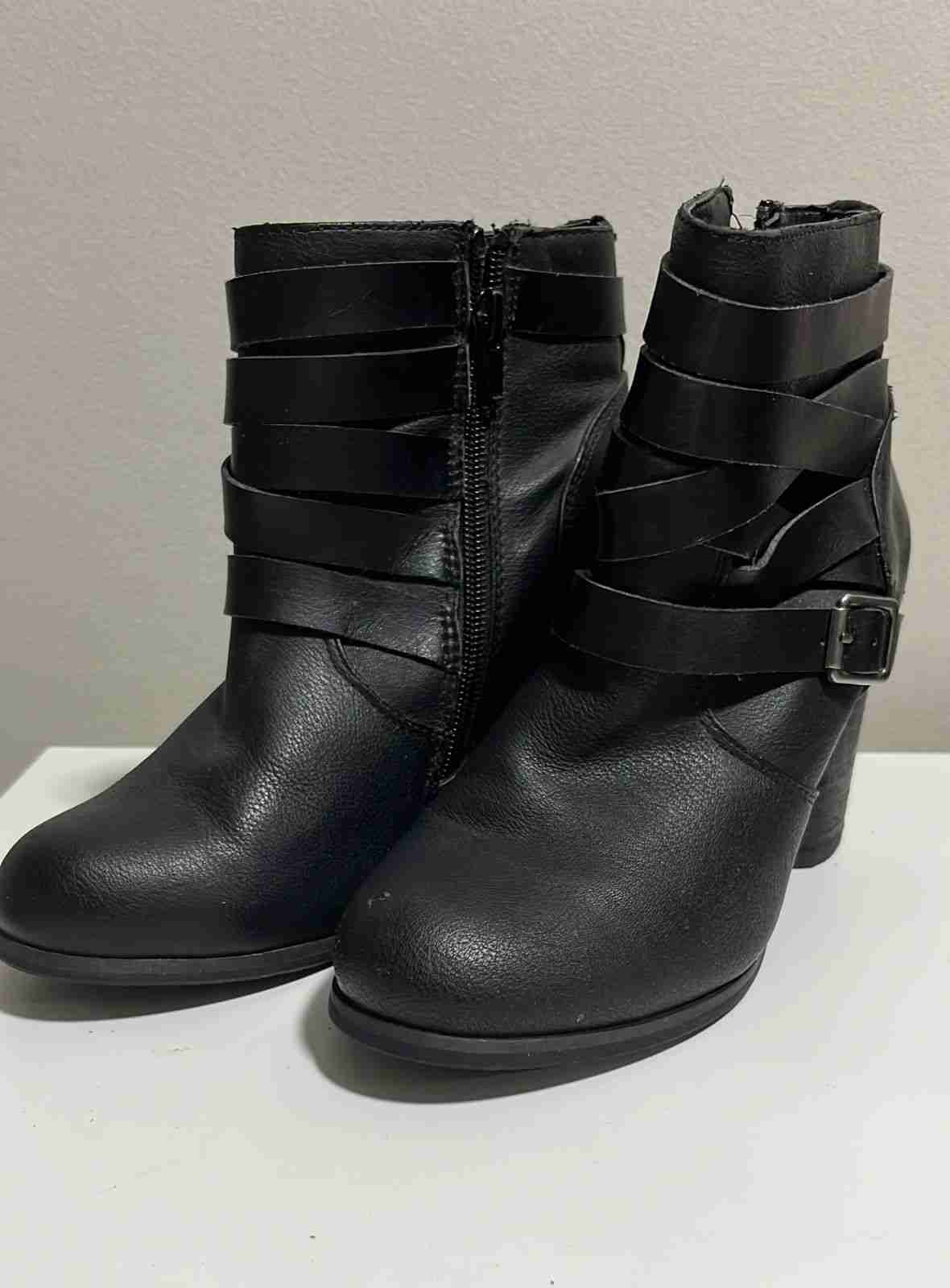 Botines negros con hebillas - miniatura 1