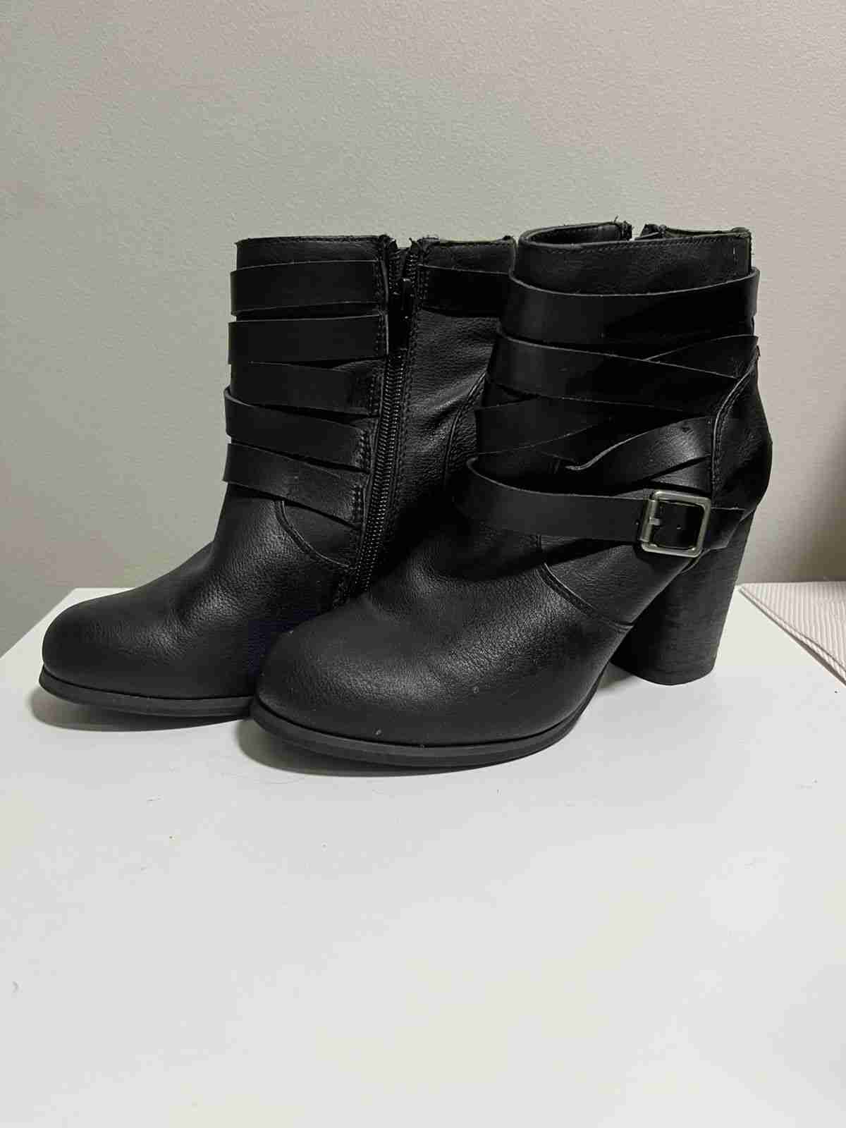 Botines negros con hebillas - miniatura 2