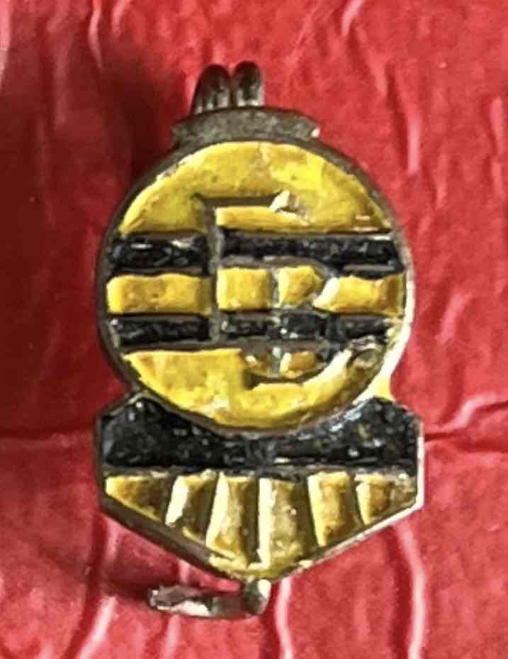 Antiquísimo pin Club Ferro Badmington