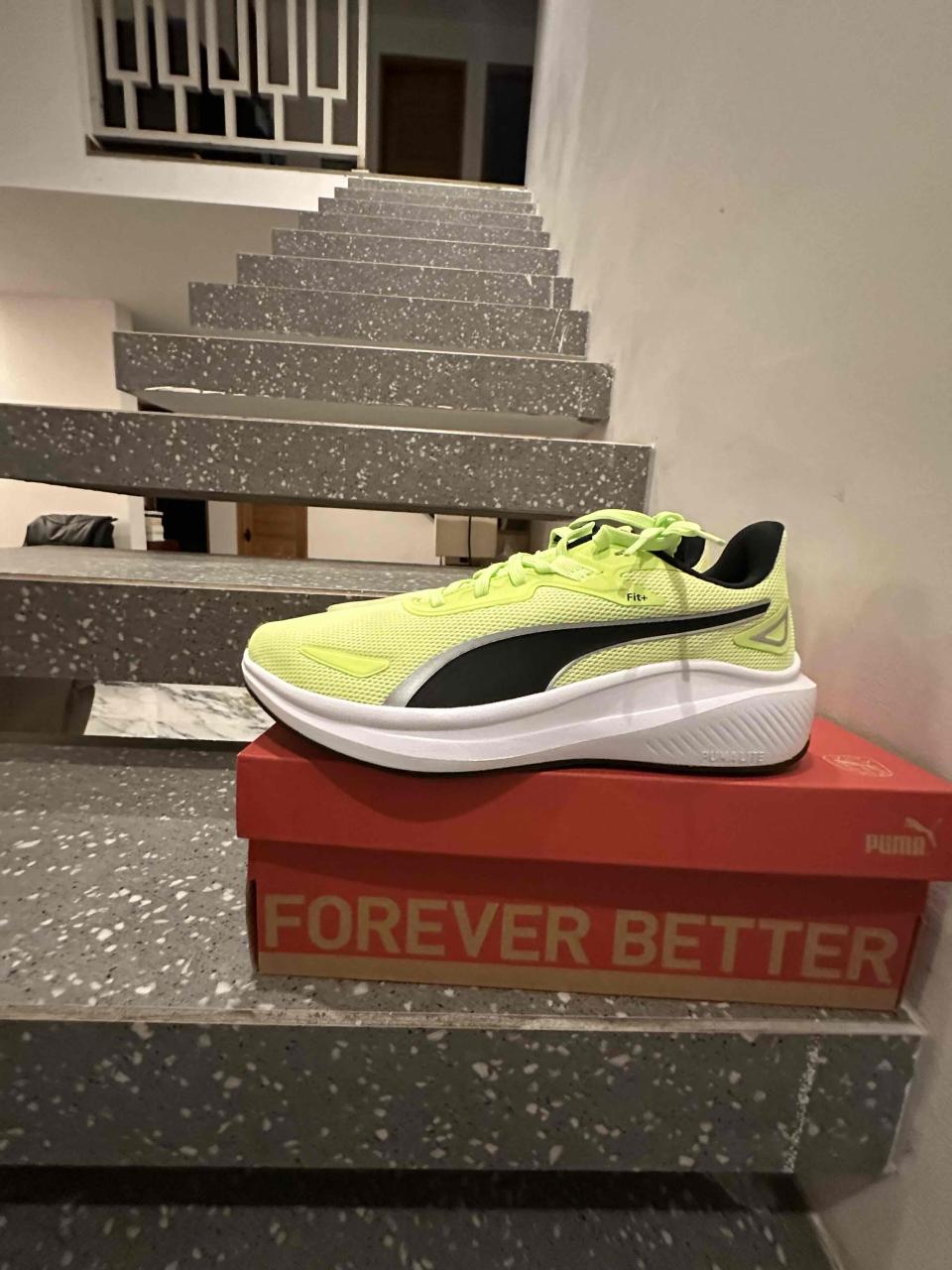 Zapatillas de tenis deportivas negras y amarillas - miniatura 3