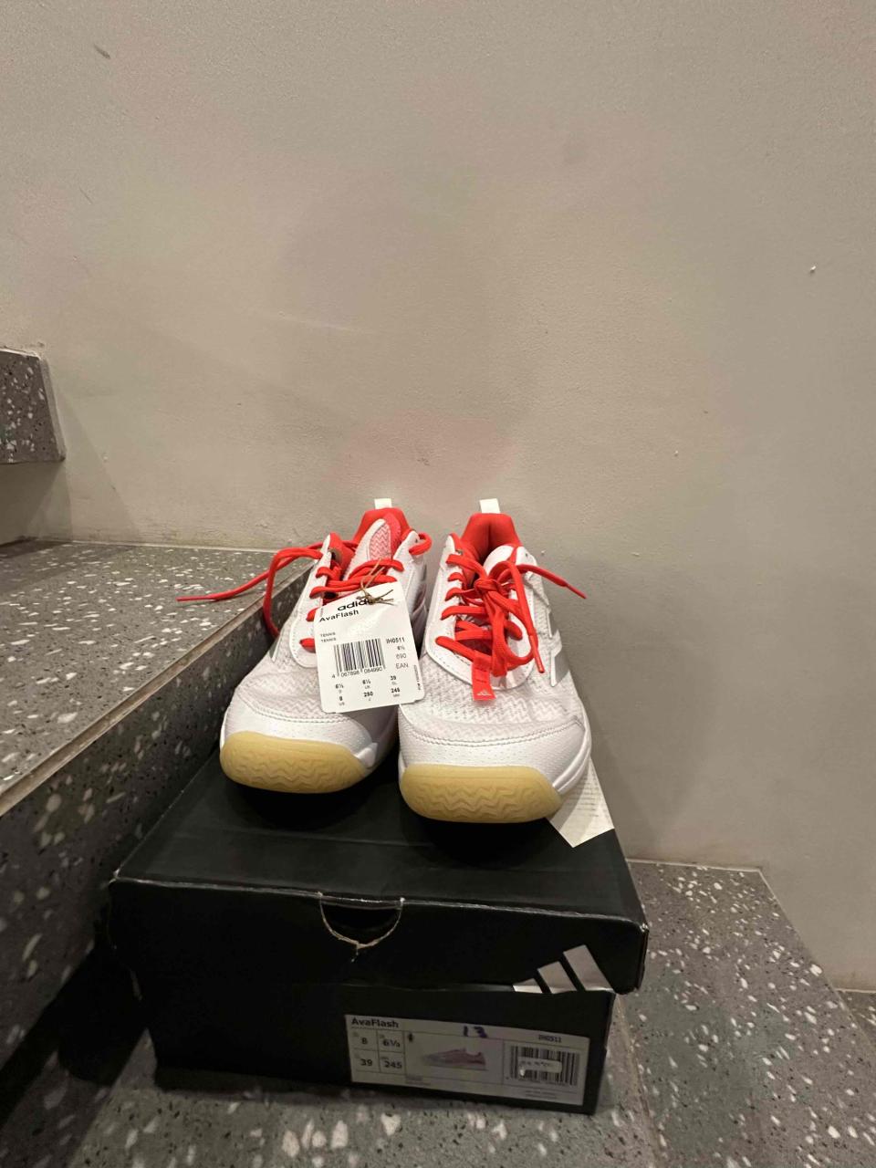 Zapatillas de tenis blancas con rojo - miniatura 2