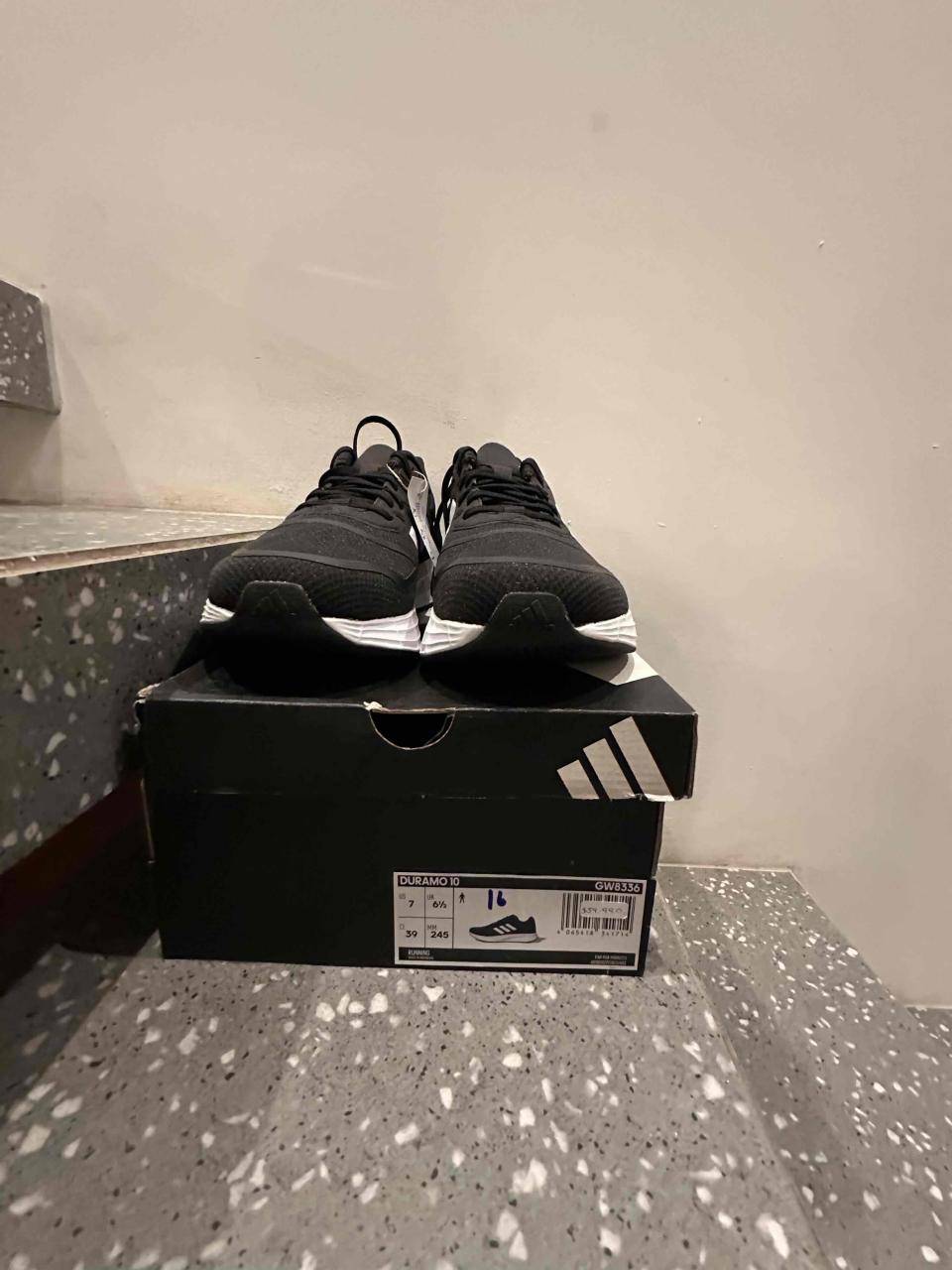 Zapatillas negras deportivas - miniatura 2
