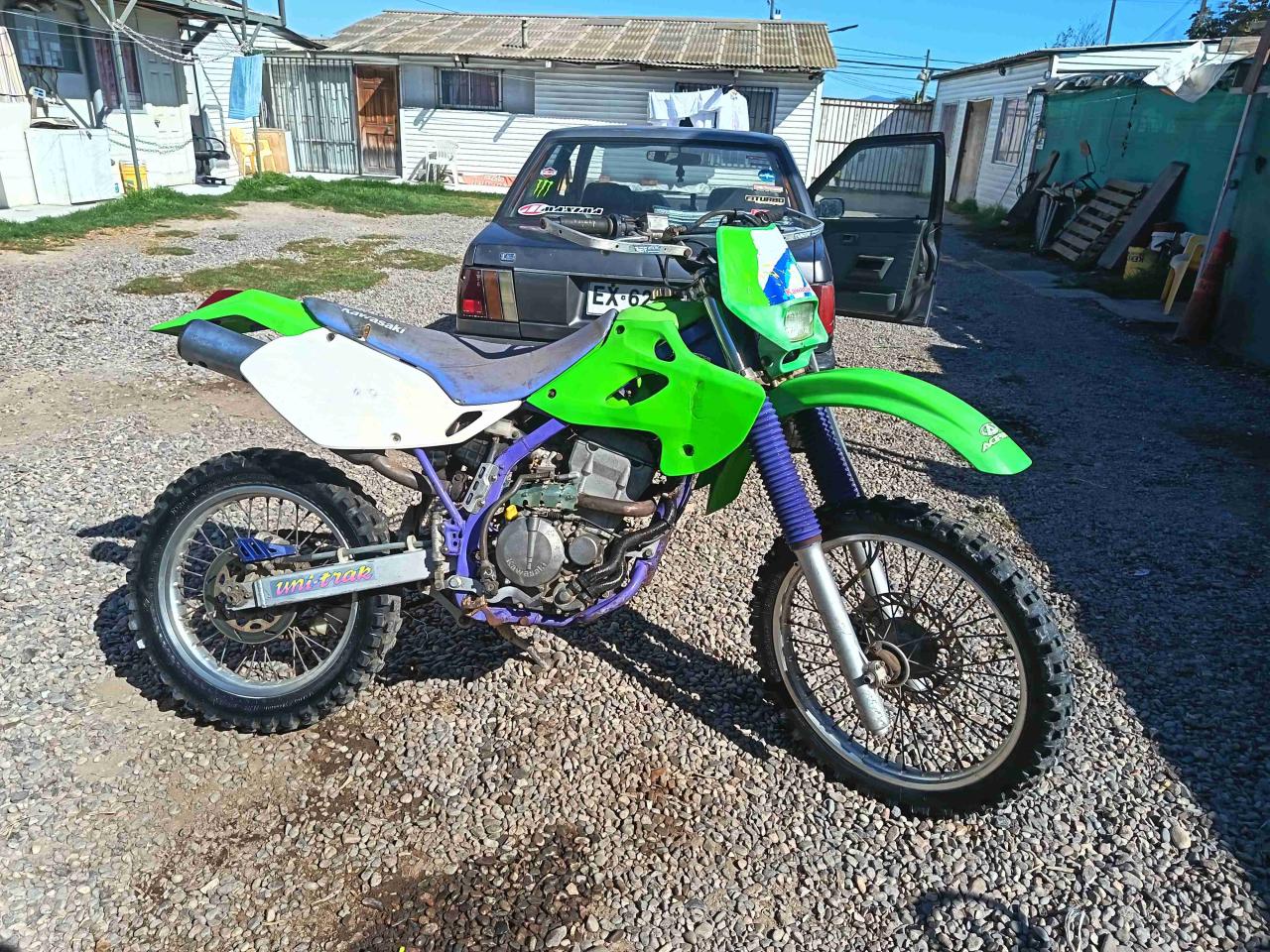 Moto Kawasaki verde todoterreno - miniatura 1