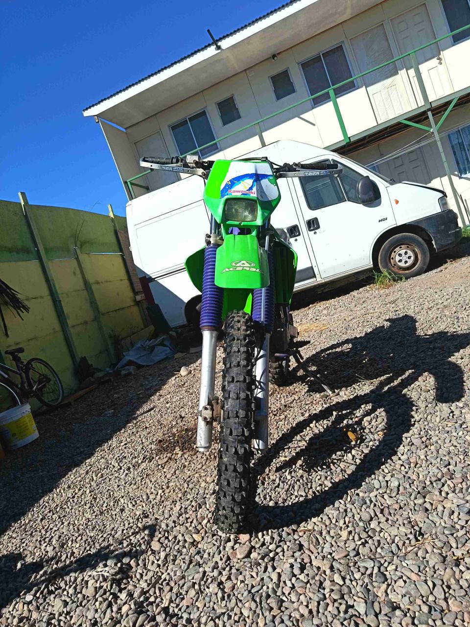 Moto Kawasaki verde todoterreno - miniatura 2