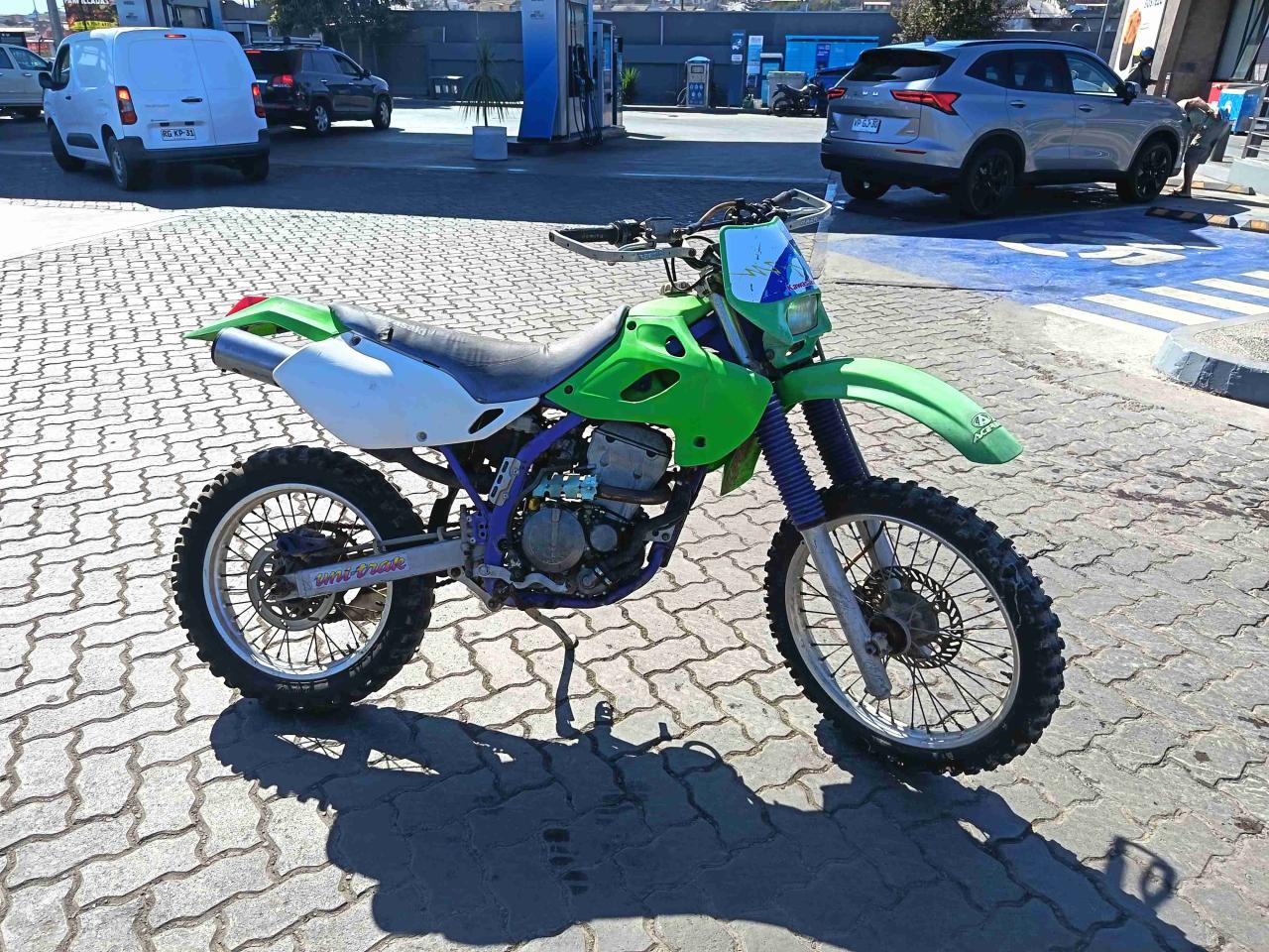 Moto Kawasaki verde todoterreno - miniatura 3