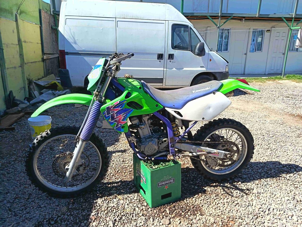 Moto Kawasaki verde todoterreno - miniatura 4