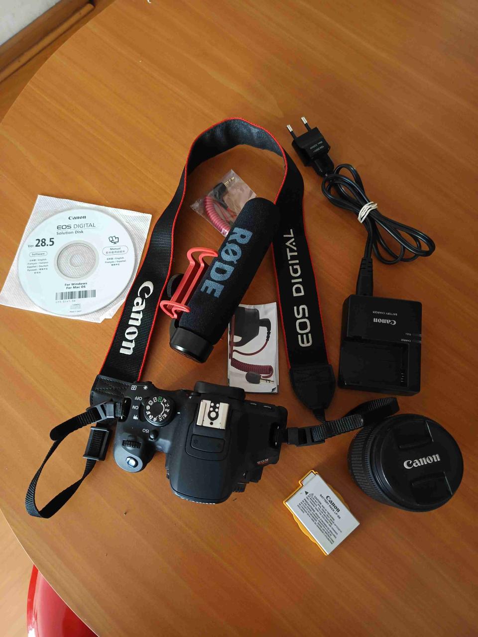 Cámara Canon EOS T5i con accesorios y mochila - miniatura 1