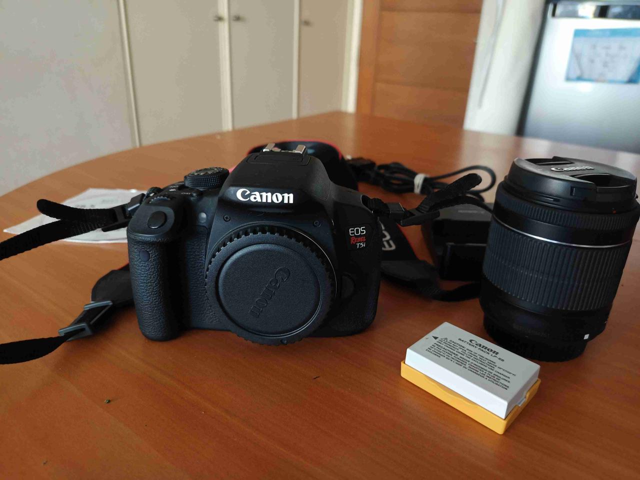 Cámara Canon EOS T5i con accesorios y mochila - miniatura 2