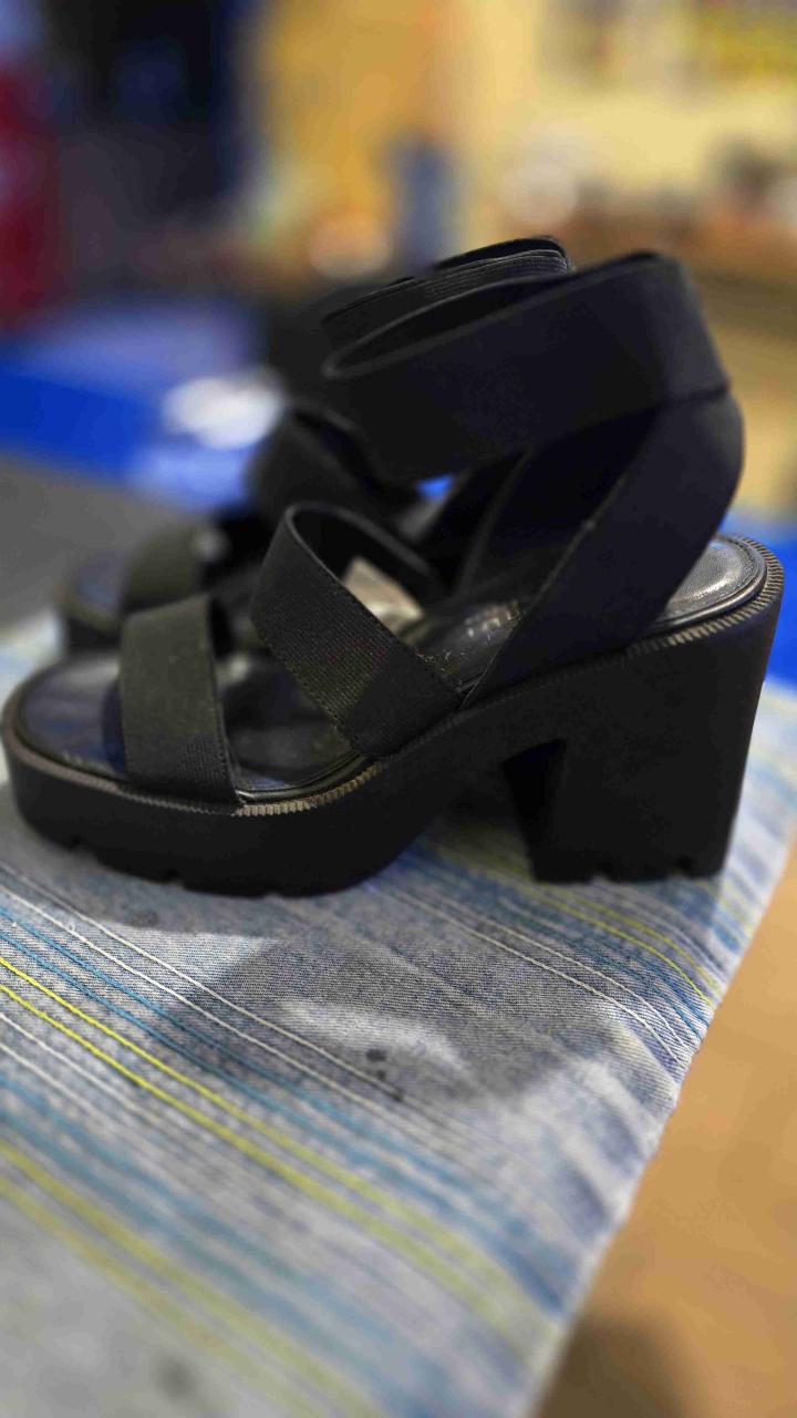Sandalias negras con plataforma - miniatura 1