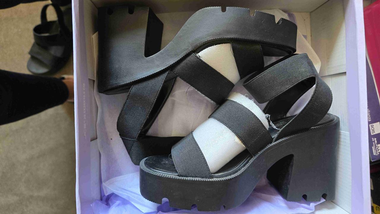 Sandalias negras con plataforma - miniatura 2