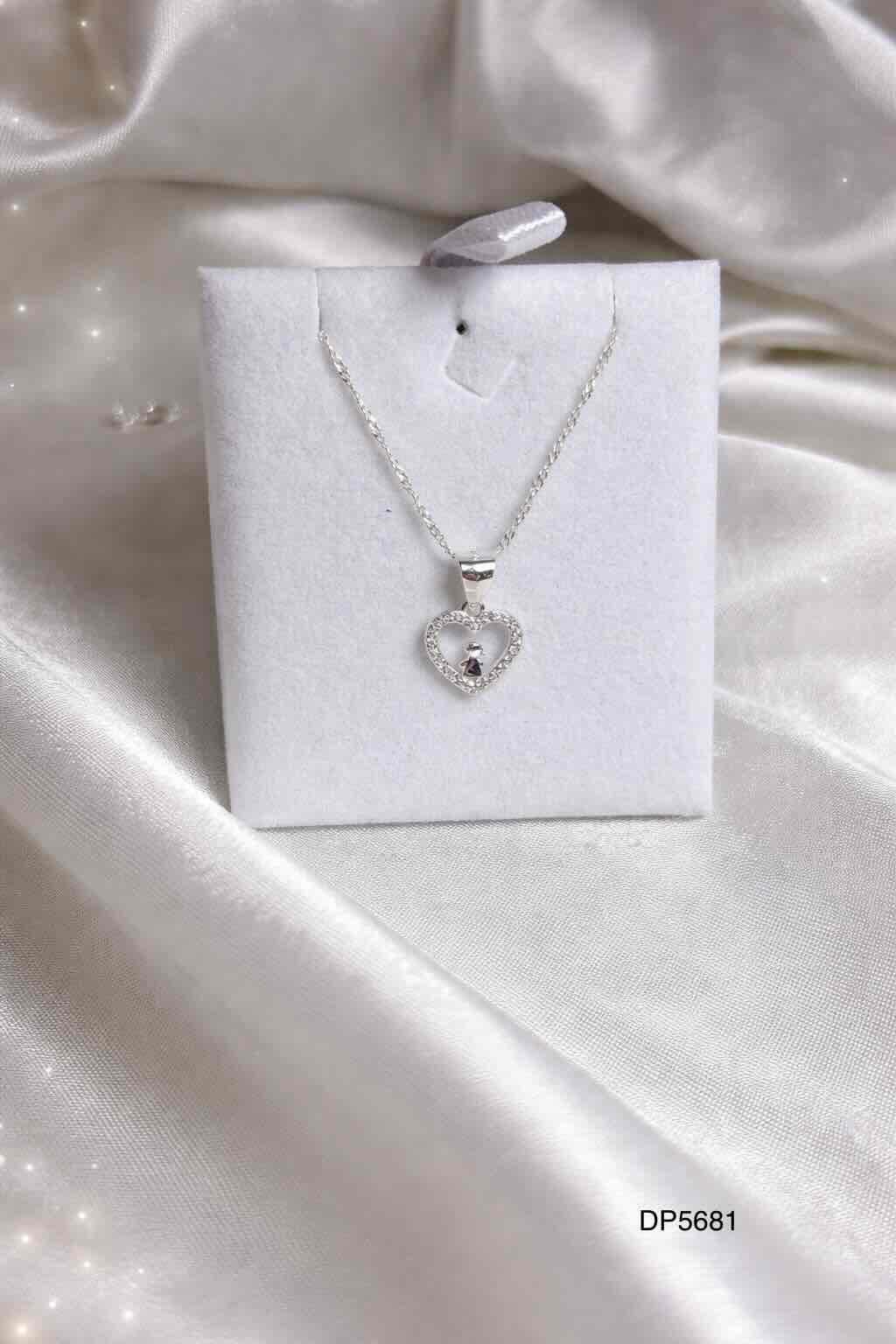 Collar con dije corazón brillante