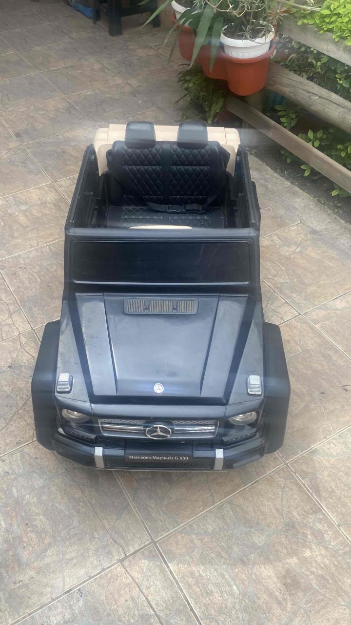 Auto eléctrico infantil negro - miniatura 2
