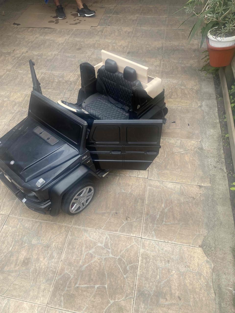 Auto eléctrico infantil negro - miniatura 5