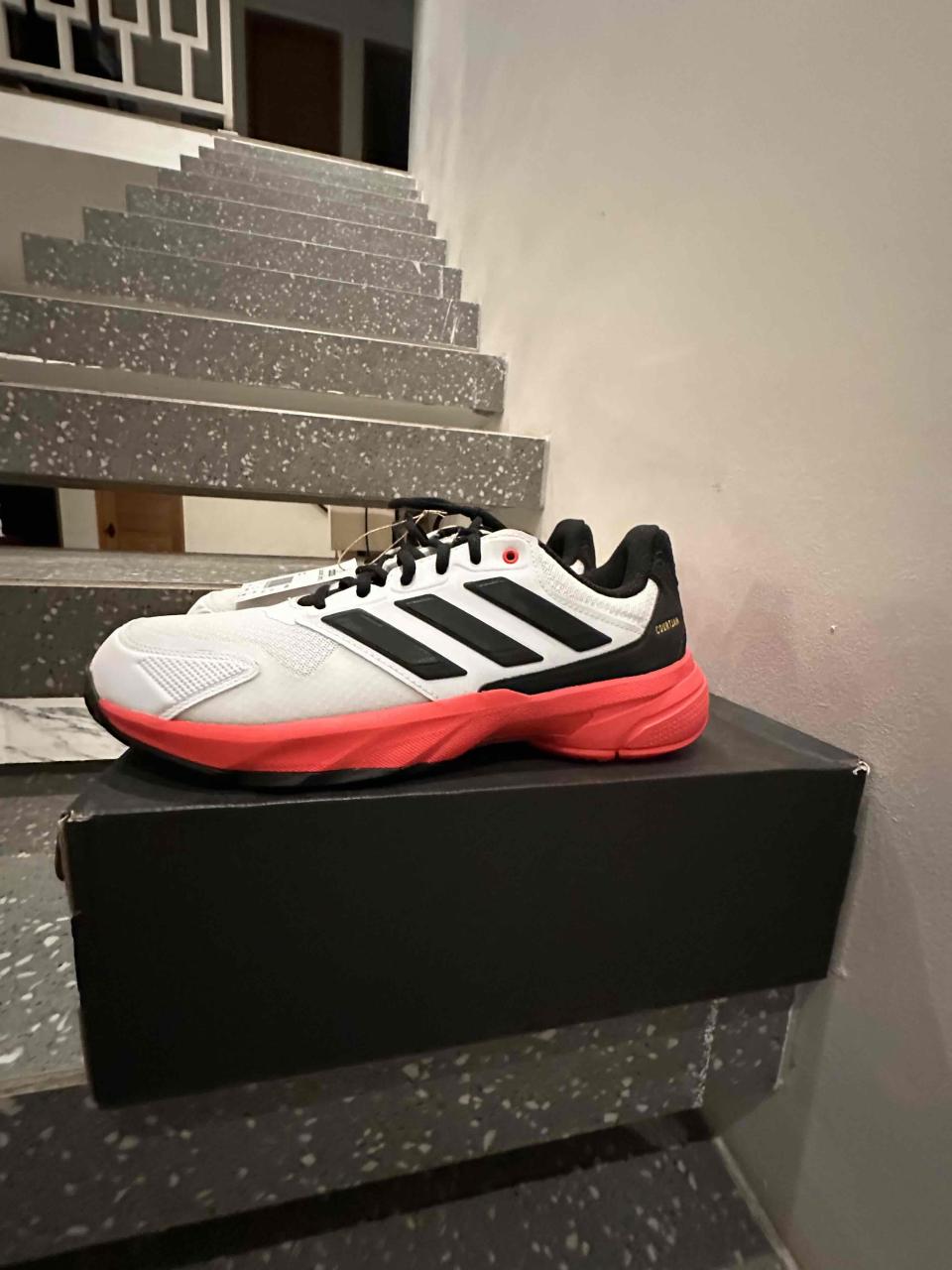 Zapatillas deportivas blancas y negras