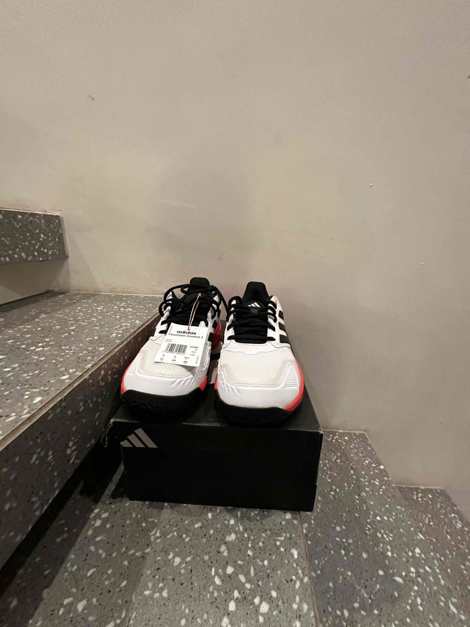 Zapatillas deportivas blancas y negras - miniatura 2
