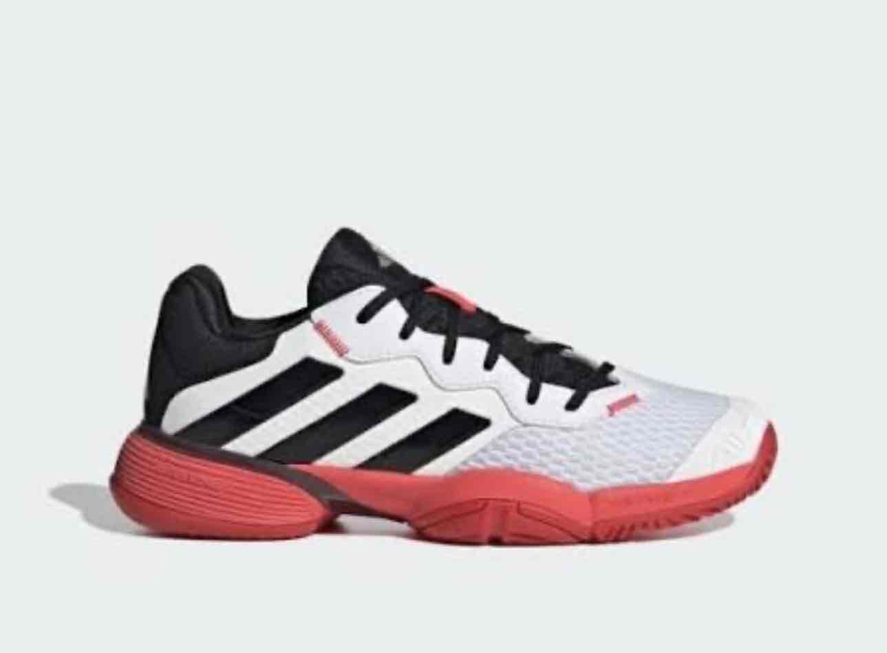 Zapatillas blancas y rojas para tenis
