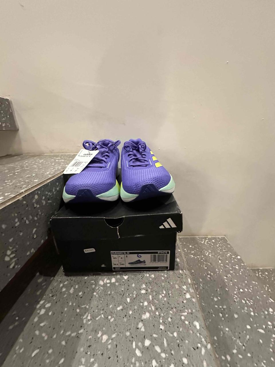 Zapatillas deportivas azules y amarillas unisex - miniatura 2