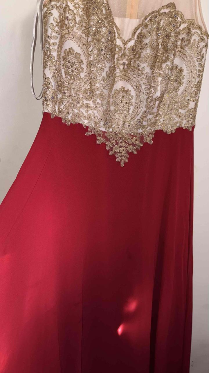 Vestido burdeo claro con encaje dorado - miniatura 2