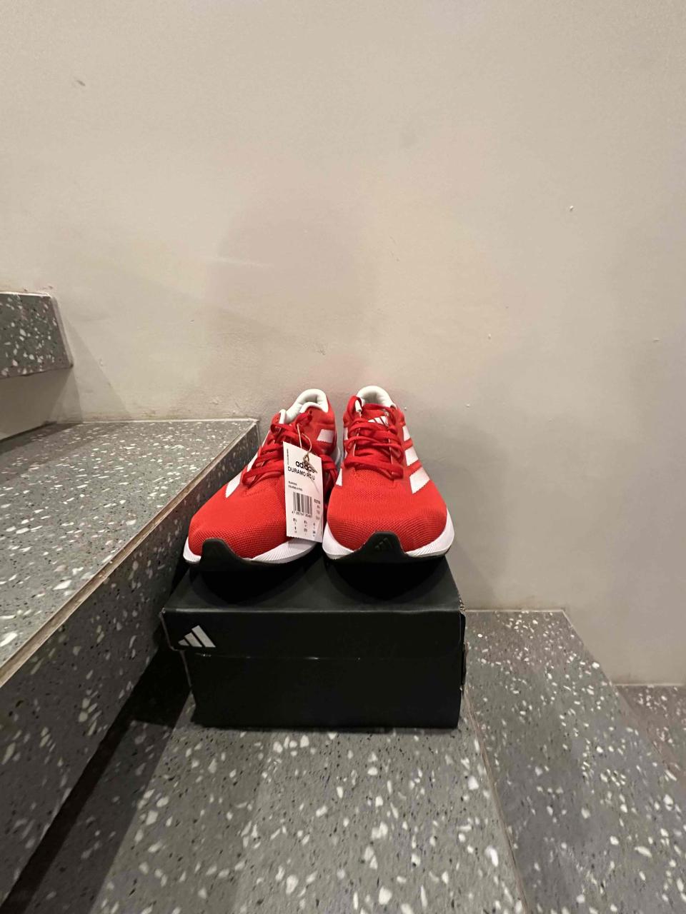 Zapatillas rojas deportivas - miniatura 2