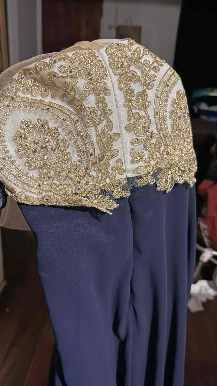 Vestido largo con bordado dorado - miniatura 2