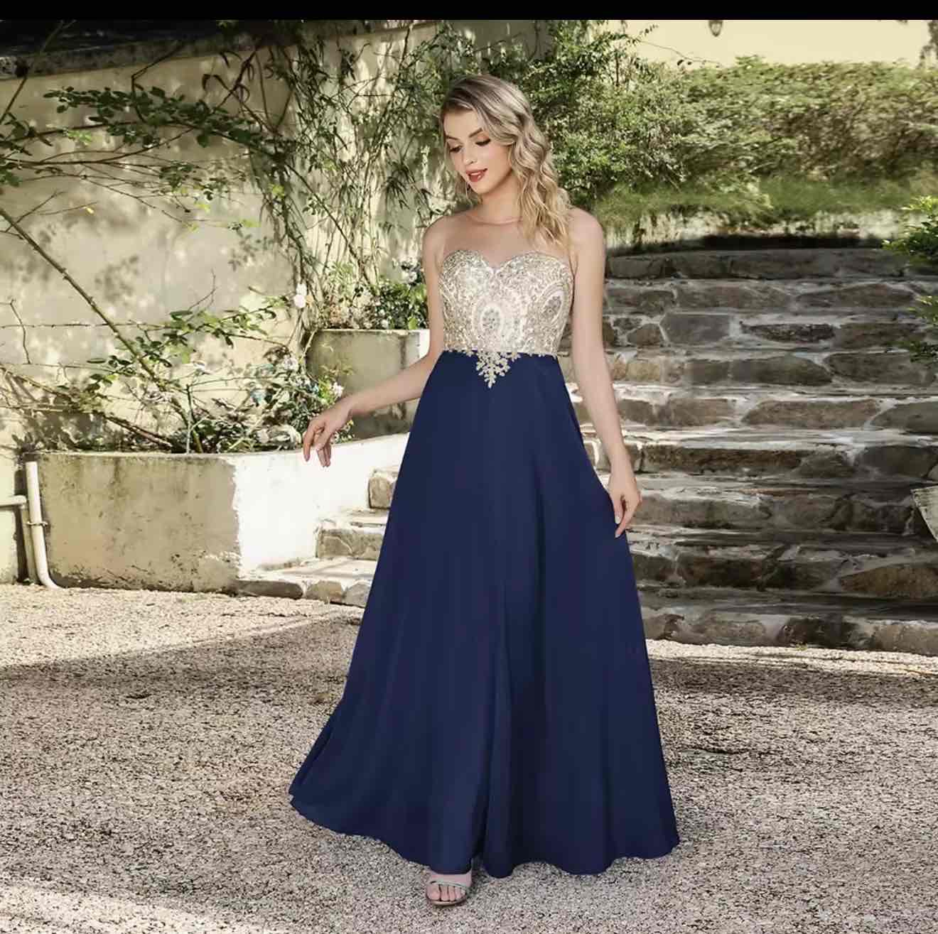 Vestido largo con bordado dorado - miniatura 4