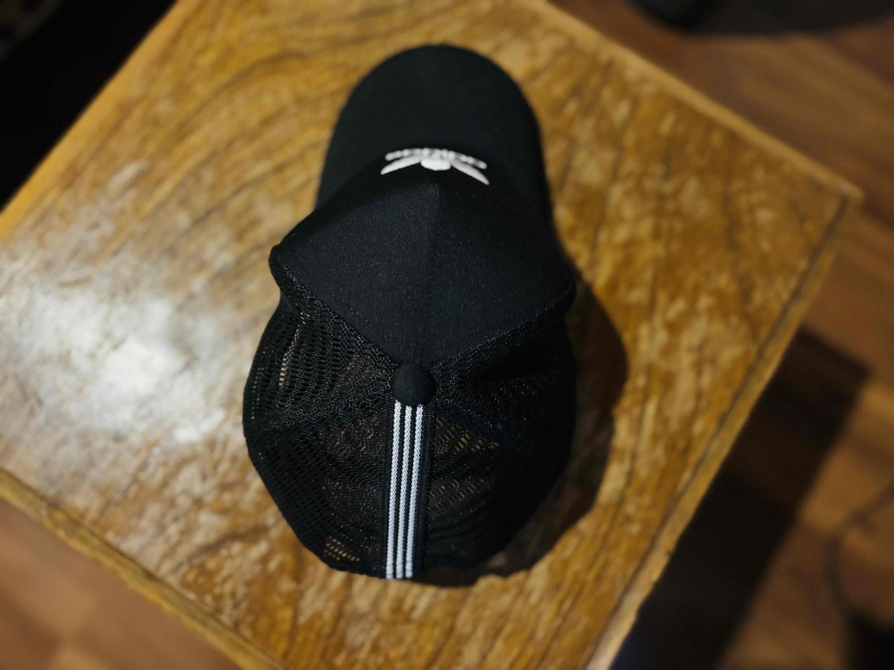 Gorra negra Adidas con logo - miniatura 2
