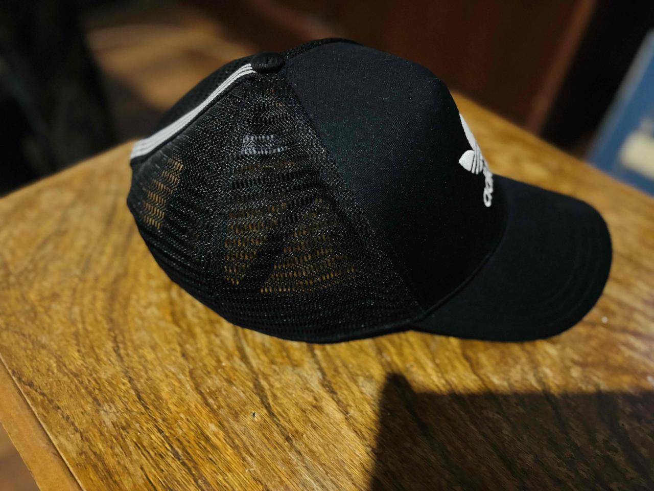 Gorra negra Adidas con logo - miniatura 3