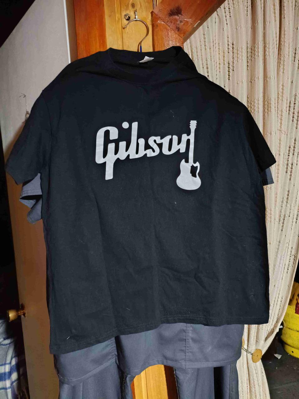 Polera negra con logo Gibson - miniatura 2