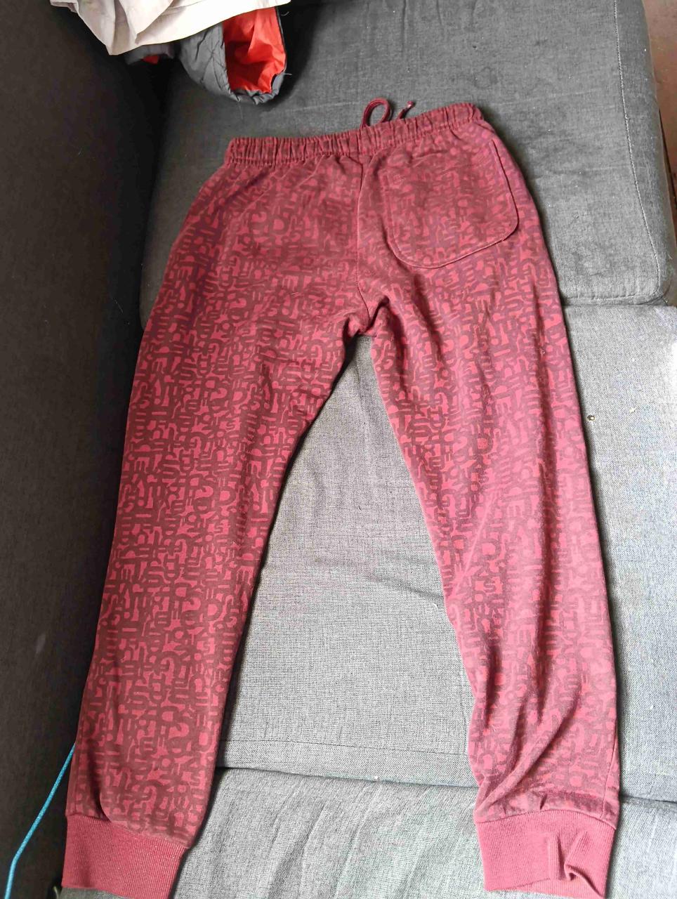 Pantalones deportivos rojos estampados - miniatura 3