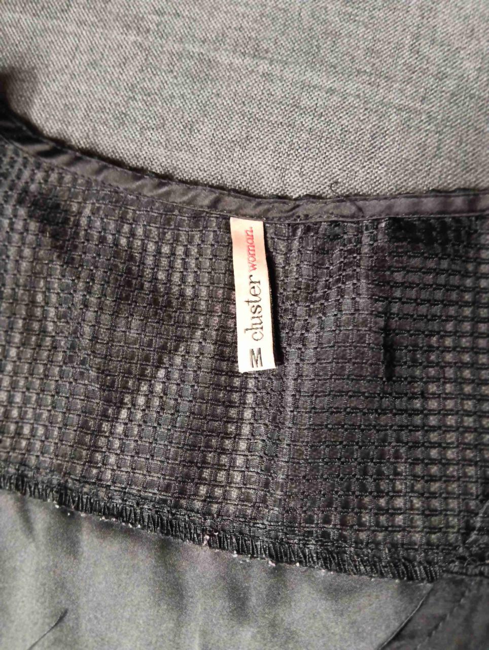 Blusa negra con cierre - miniatura 2